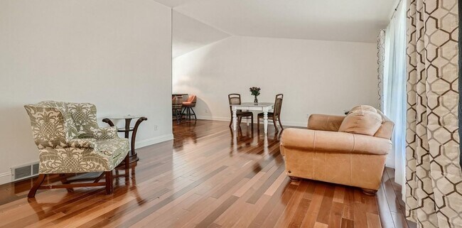 Foto del edificio - Spacious 4-Bedroom Home in Rockrimmon – Pe...
