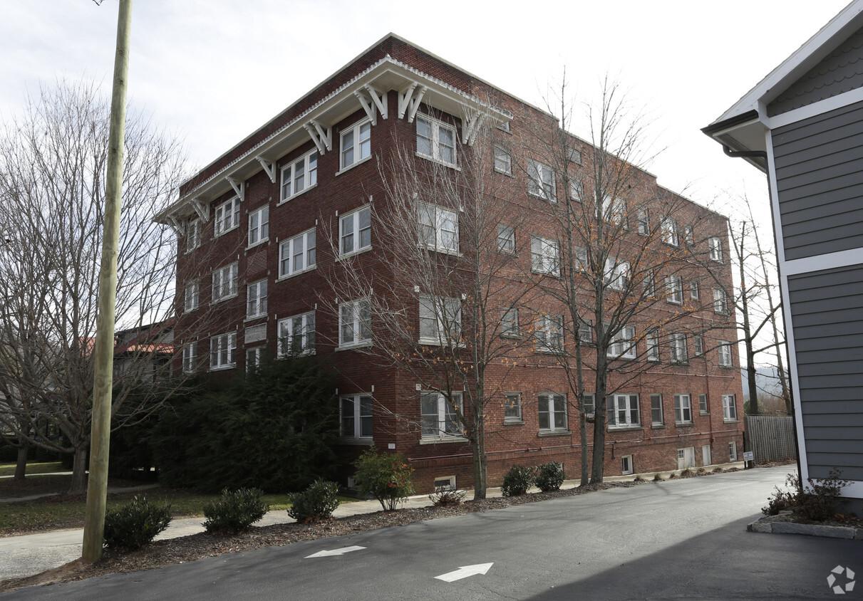 Building Photo - Commodore Apartments