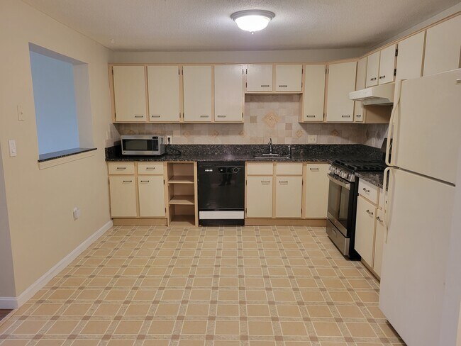 Building Photo - 4 Roedean Dr