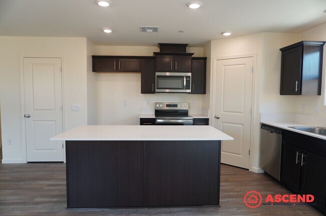 Foto del edificio - Energy-Efficient 3 Bed / 2 Bath Home with Solar, Garage & Full Kitchen Appliances