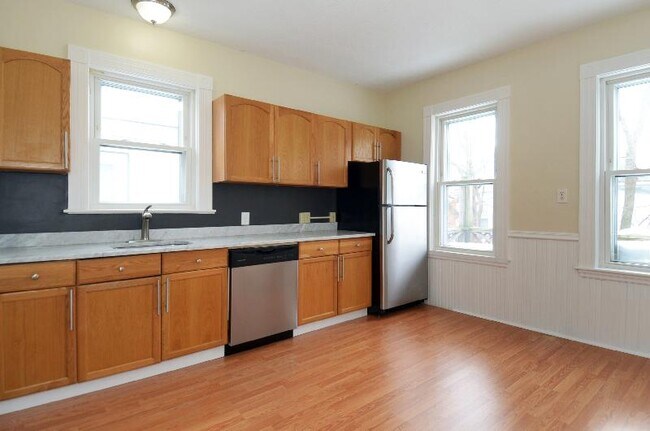 Building Photo - 1119 Saratoga St