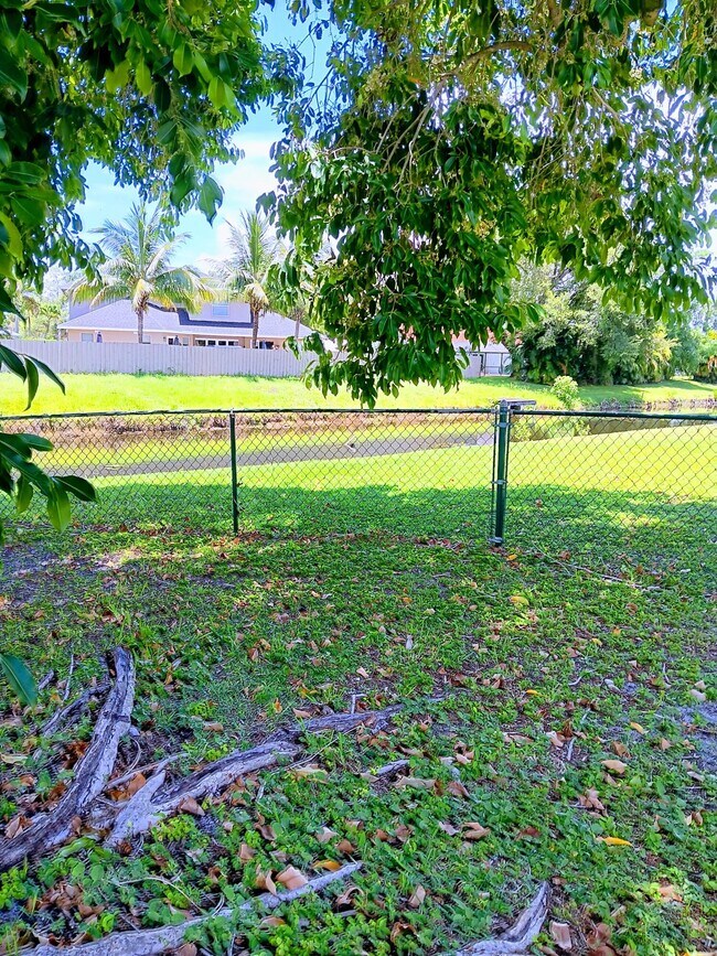 Building Photo - 1050 Staghorn St