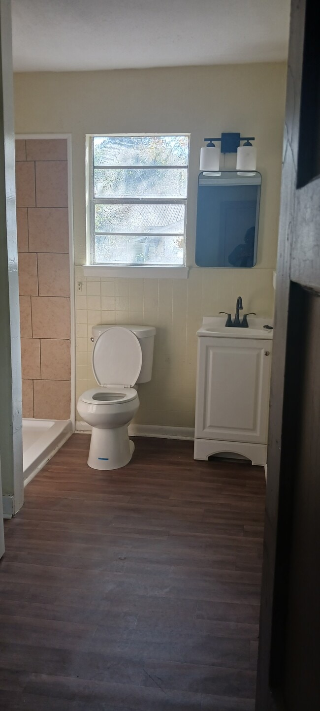 Foto del edificio - 827 W Main St