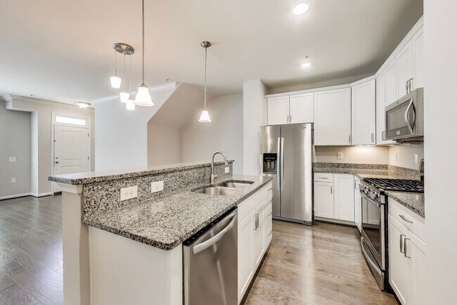 Foto del edificio - Elegant 3 bedroom, 2.5 bath townhome in Crown Farm