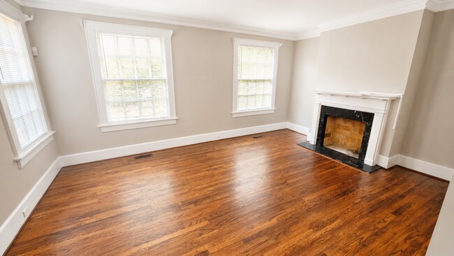 Building Photo - 2 Story Cloverdale Historic Duplex