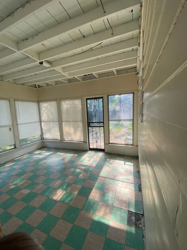 Building Photo - 2 Bedroom Single Family Home in Columbus