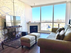 Building Photo - 300 W Beech St