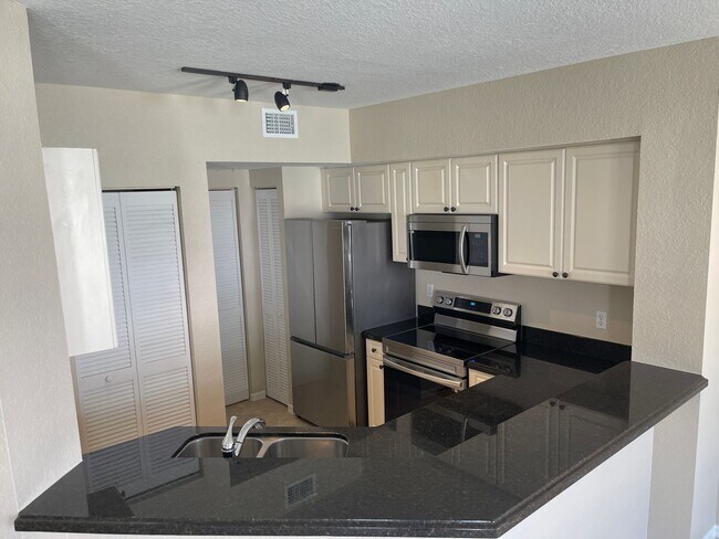 Building Photo - Updated and Large 3 Bedroom / 2.5 Bath wit...