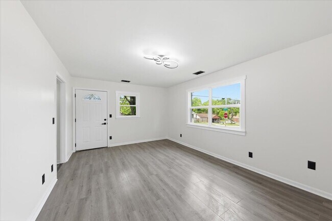 Foto del edificio - 6128 Red Bank Rd