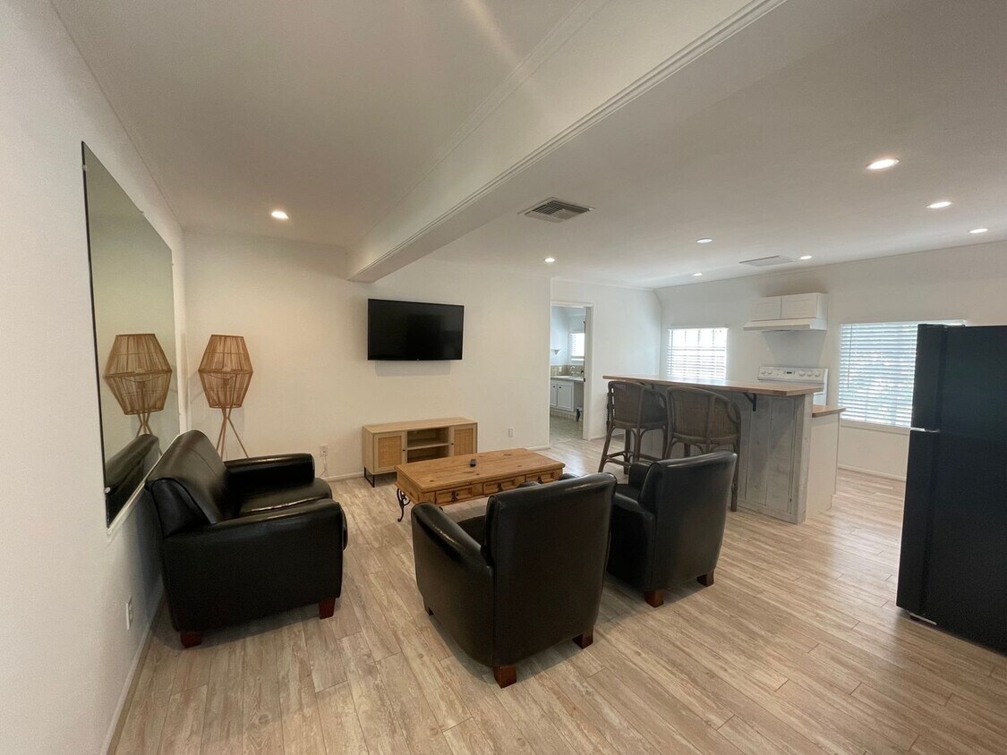 Primary Photo - Perfect Location! Utilities Included