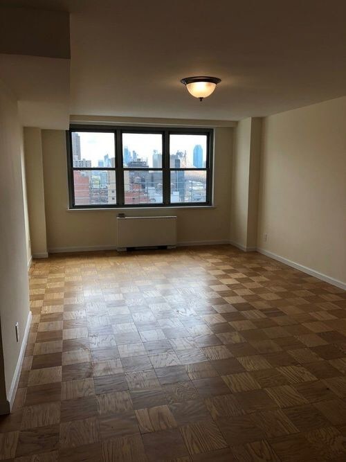Foto principal - 252 E 63rd St