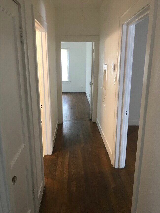 pasillo que da a habitación 2 - 4405 Floyd St