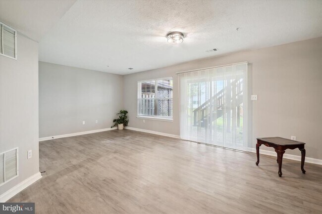 Foto del edificio - 8114 Mallard Shore Dr