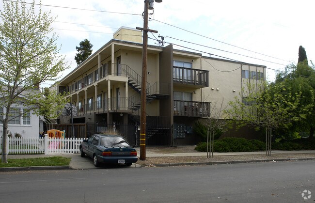 Building Photo - 467 Clinton St
