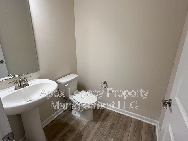 Foto del edificio - 1501 Rhodes Pond St