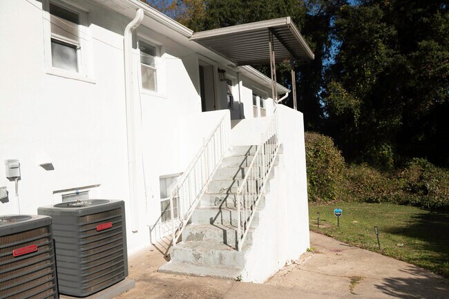 Foto del edificio - 1012 Regent St SW