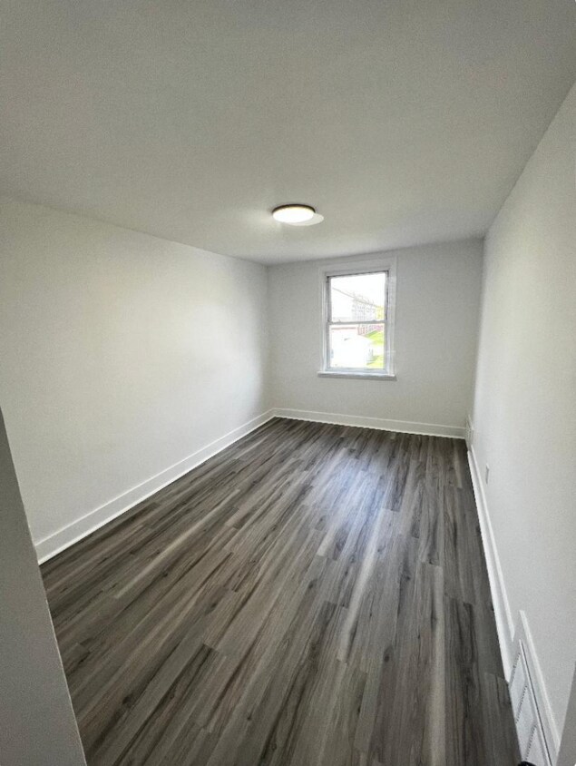 Foto principal - 358 W 21st St