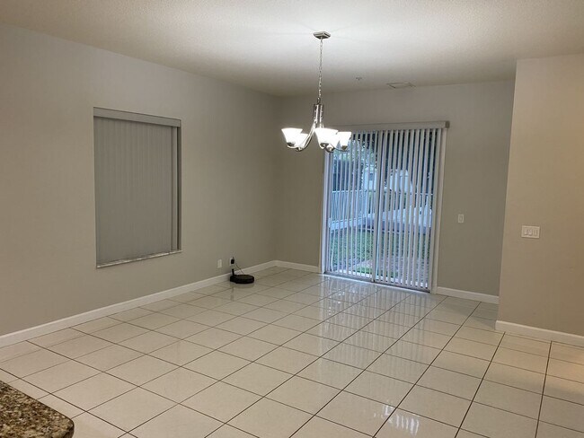 Building Photo - 651 Arbor Ln