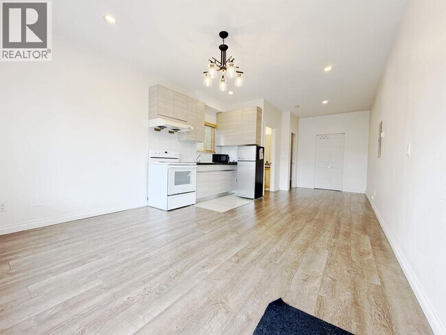 Photo du bâtiment - 1 BR-6952 CURTIS STREET