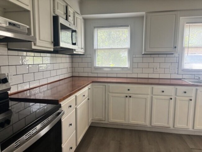 Building Photo - 352 Brookwood Lake Pl