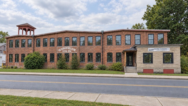Building Photo - 757 Main St
