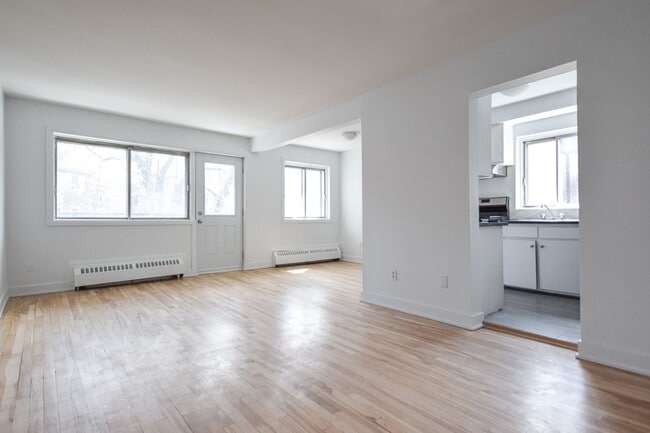 Building Photo - 4570 Chem. Queen Mary