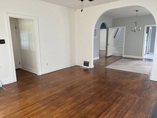 Foto del edificio - Charming 3-Bedroom, 1.5-Bath Single-Family Home with Bonus Living Space