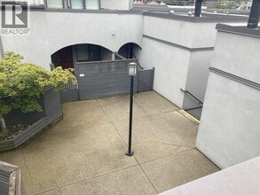 Building Photo - 1352 W 7th Ave