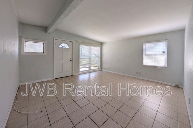 Building Photo - 802 8th Ave N