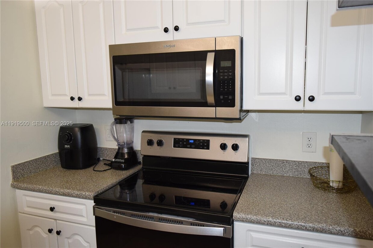 Foto principal - 8240 SW 210th St