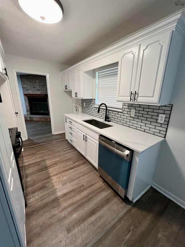 Building Photo - 5133 Lakefront Dr