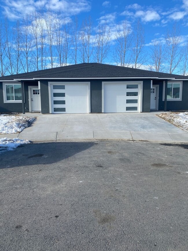 Building Photo - 4036 Quinn Dr NE