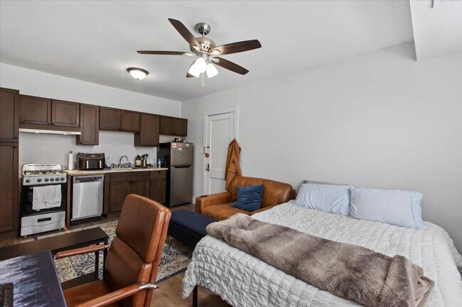 Foto del edificio - 3727 N Pine Grove Ave