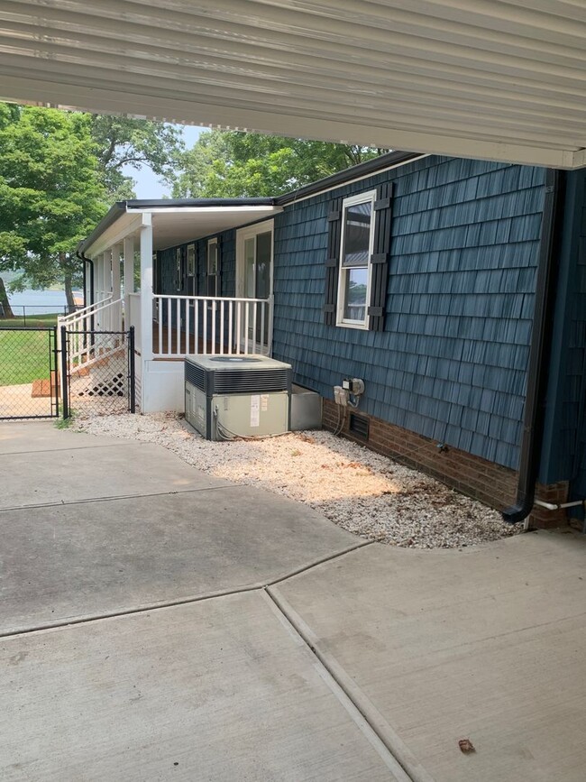 Building Photo - 3 bedroom 2 bath on High Rock Lake