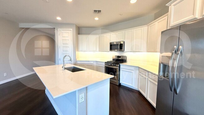 Building Photo - 9830 E Tahoe Ave