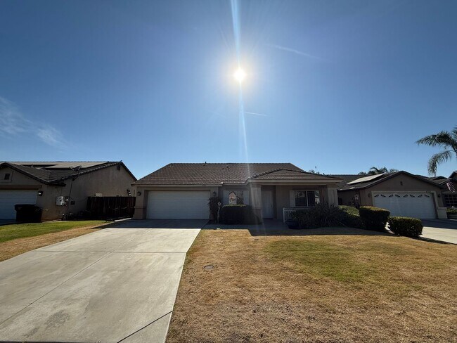 Foto del edificio - Charming 4-Bedroom Home in Emerald Estates