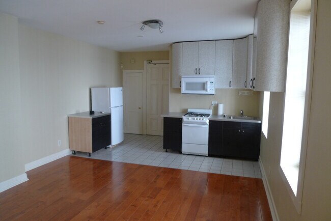 Building Photo - 647 N 15th St