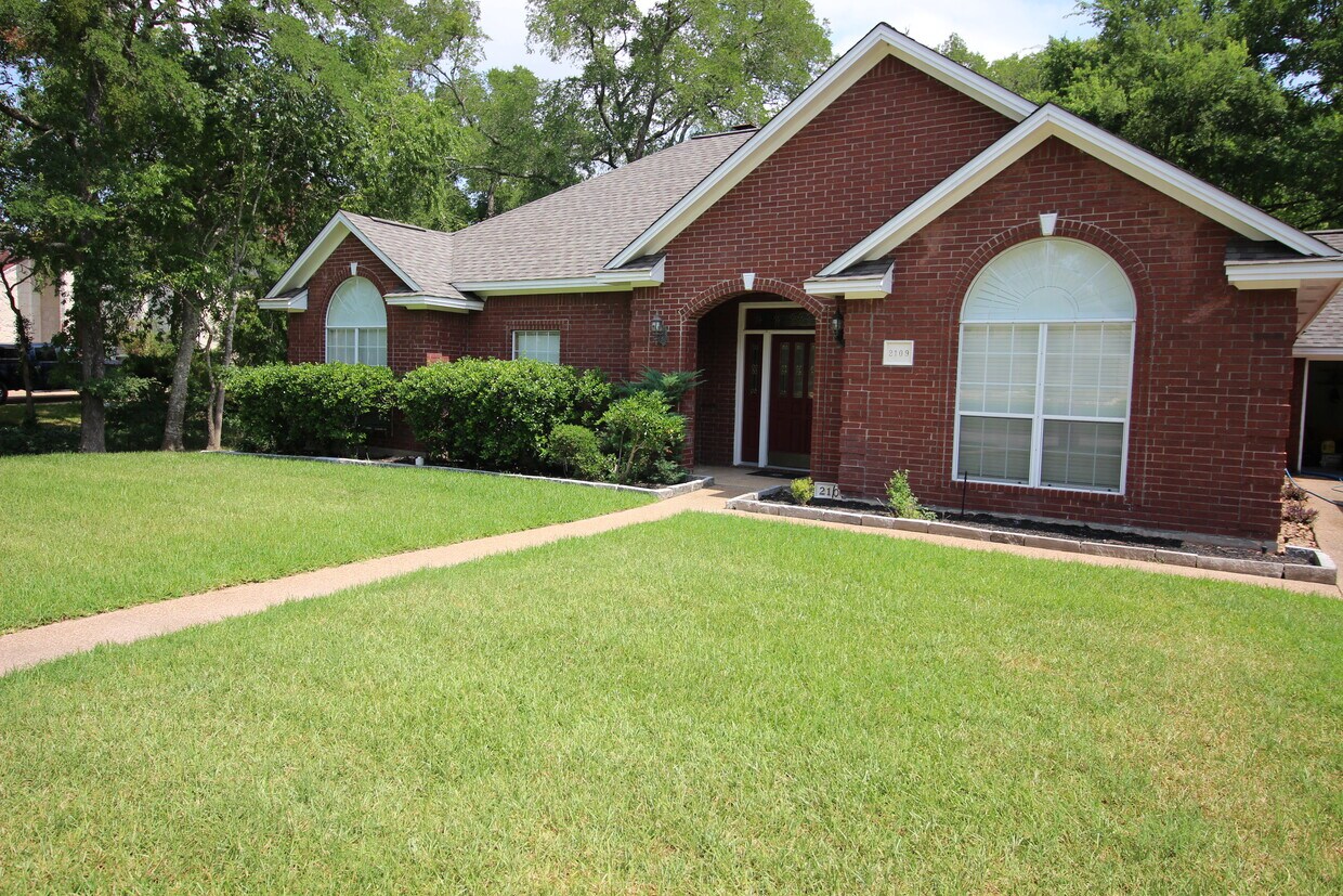 2109 Chippendale St, College Station, TX 77845 House Rental in