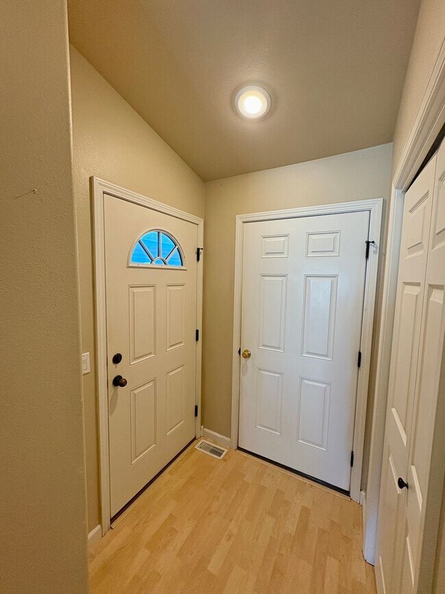 Foto del edificio - 2 bedroom 2 bathroom duplex in the heights!