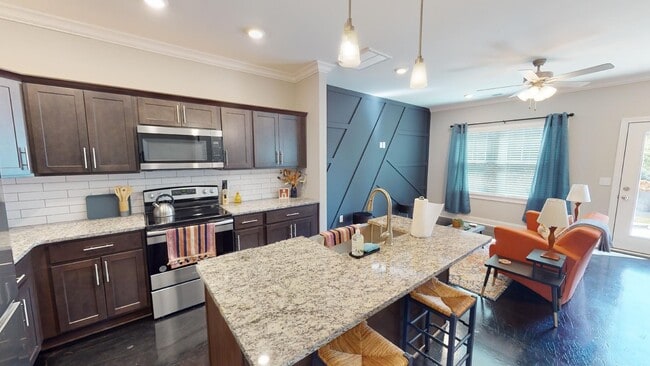 Foto del edificio - Charming 3-Bedroom Home with Modern Finish...