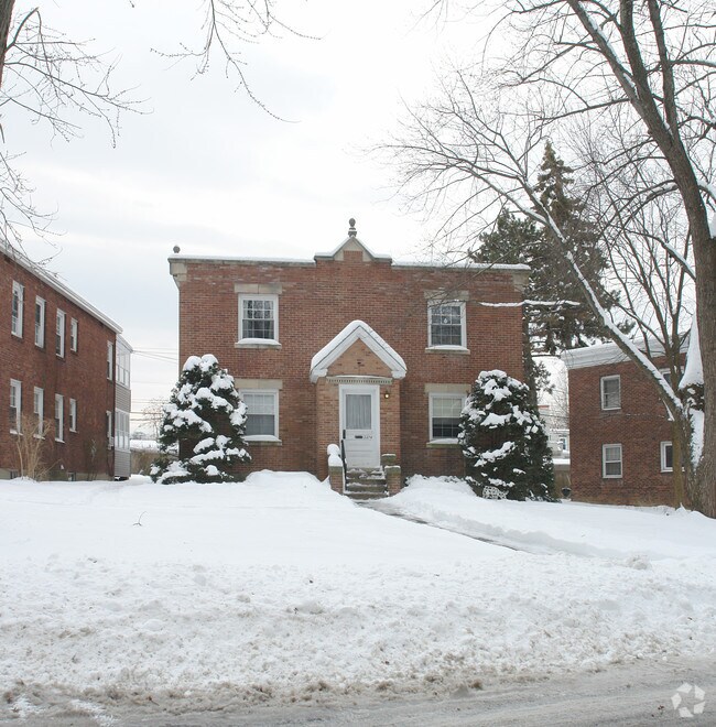 Building Photo - 2220 Crescent Rd