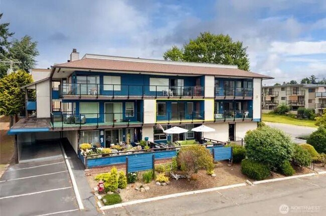 Foto del edificio - 2 Bed 1 Bath Des Moines Condo w/ Puget Sound Views!