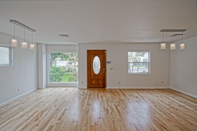 Foto del edificio - REMODELED, BRIGHT & SPACIOUS, 2-STORY HOME...