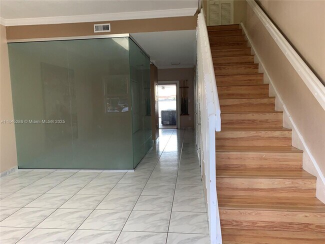 Foto del edificio - 9837 W Okeechobee Rd