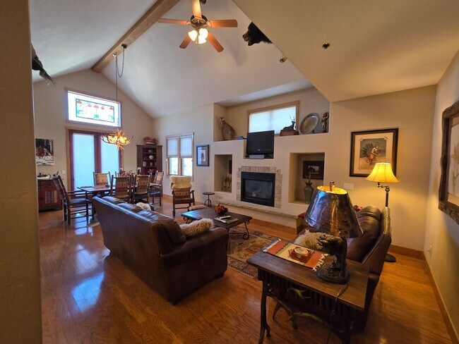 Foto del edificio - For Rent: Luxury Furnished Riverside Townhome *All Utilities Included*