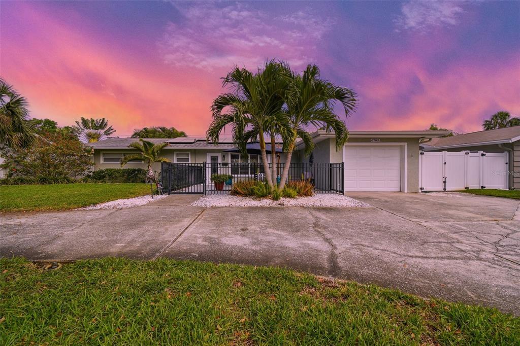Foto principal - 6765 11th Ave N