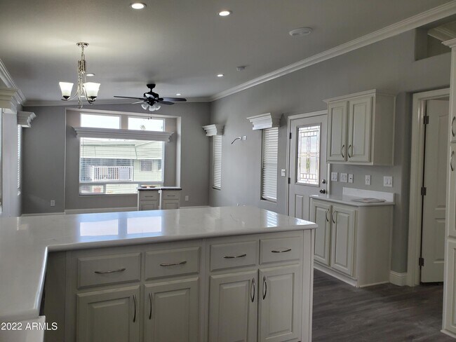 Foto del edificio - 7750 E Broadway Rd