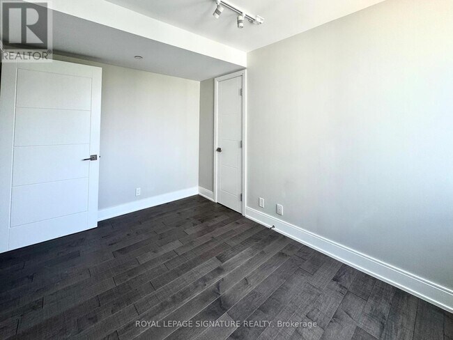 Building Photo - 11-611 Walmer Rd