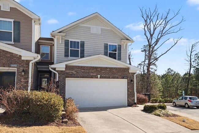 Foto del edificio - Beautiful 4-Bedroom End-Unit Townhome in West Cary | Open Floor Plan | Prime Location