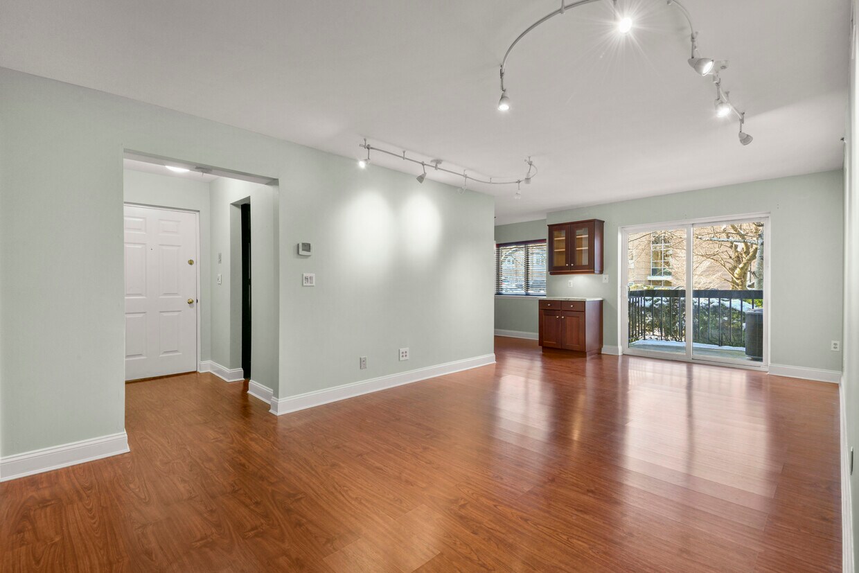 Primary Photo - 39 Sterling Ave